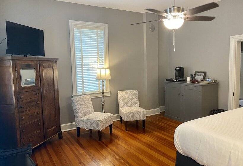 Captain Wohlt Inn Bed & Breakfast