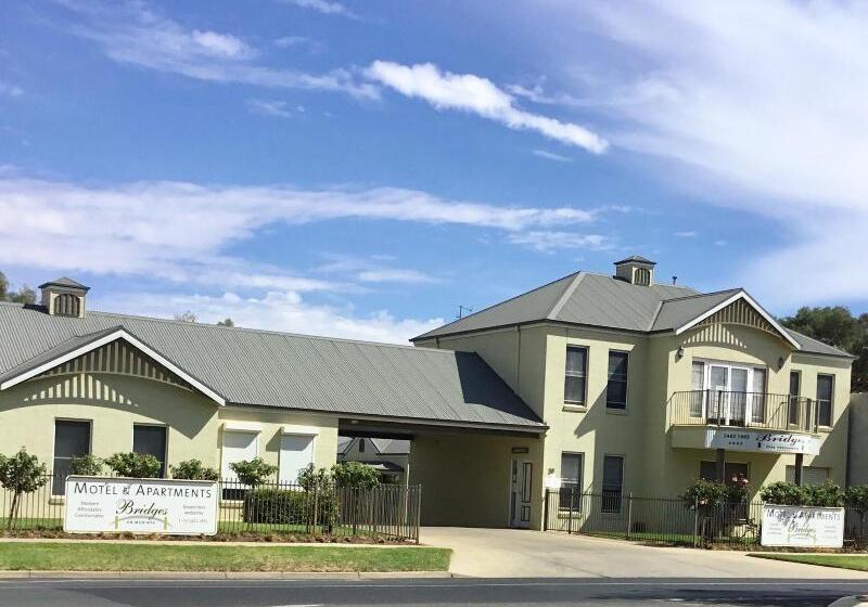 Bridges On Meninya Motel & Apartments