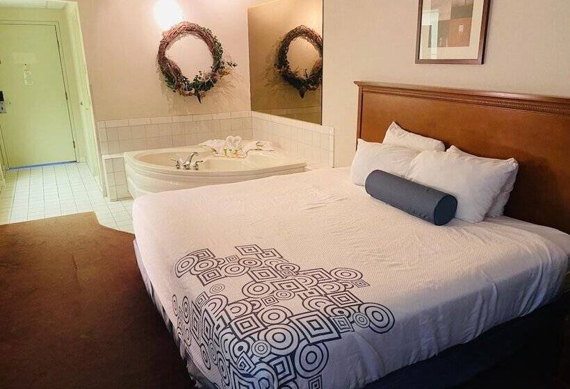 Отель Fleetwood Inn & Suites