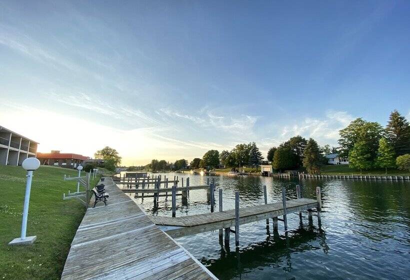 Отель Fleetwood Inn & Suites