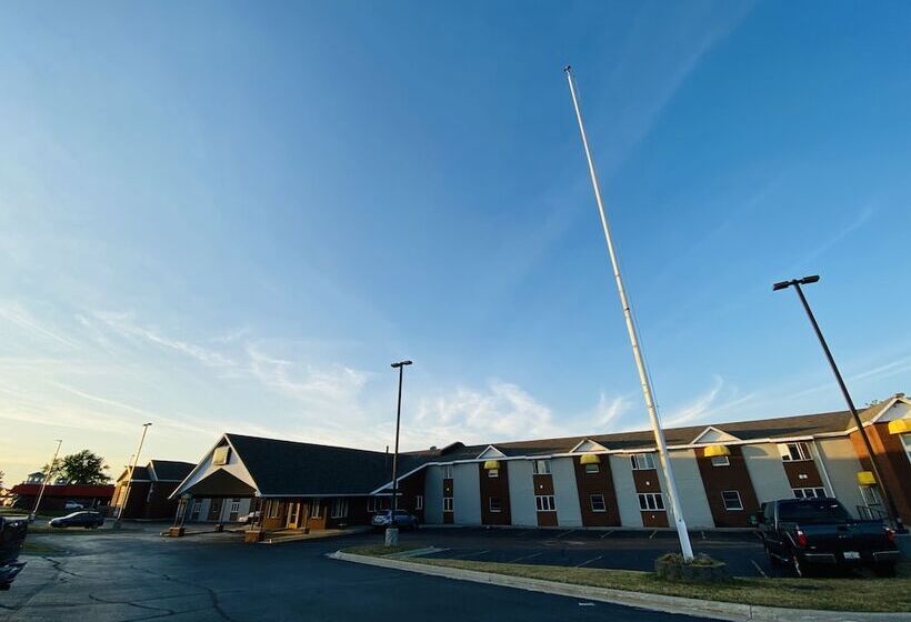 Отель Fleetwood Inn & Suites