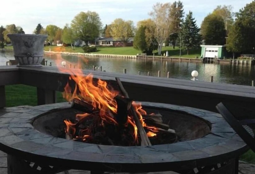 Отель Fleetwood Inn & Suites