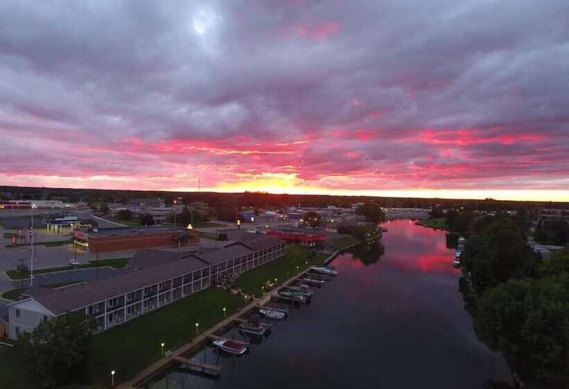 Отель Fleetwood Inn & Suites