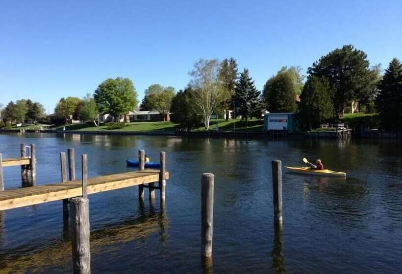 Отель Fleetwood Inn & Suites