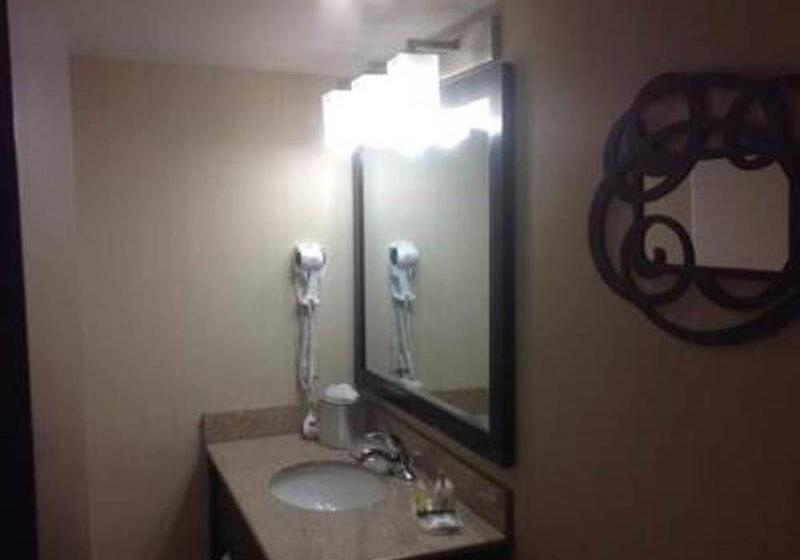 فندق Hawthorne Inn & Conference Center