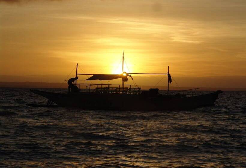 فندق Marlins Beach Resort