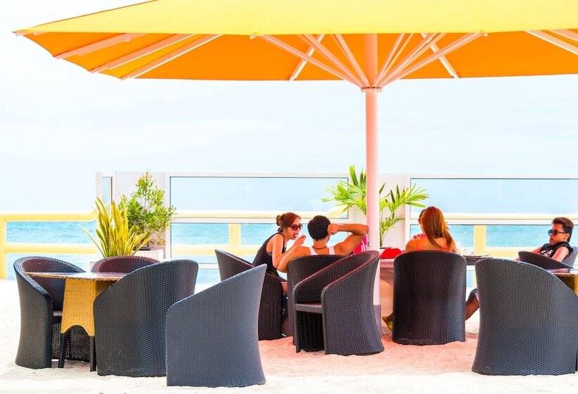 فندق Marlins Beach Resort