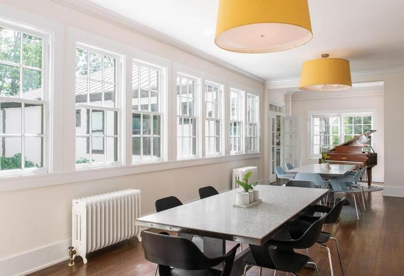 هتل Oakhurst Inn At The University