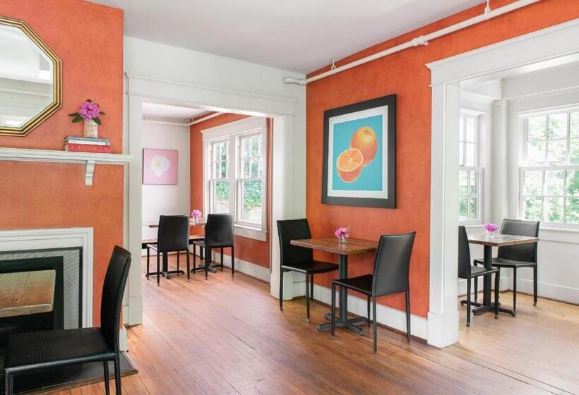 ホテル Oakhurst Inn At The University