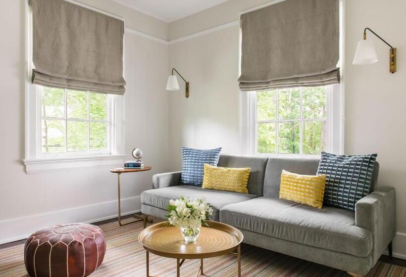 ホテル Oakhurst Inn At The University