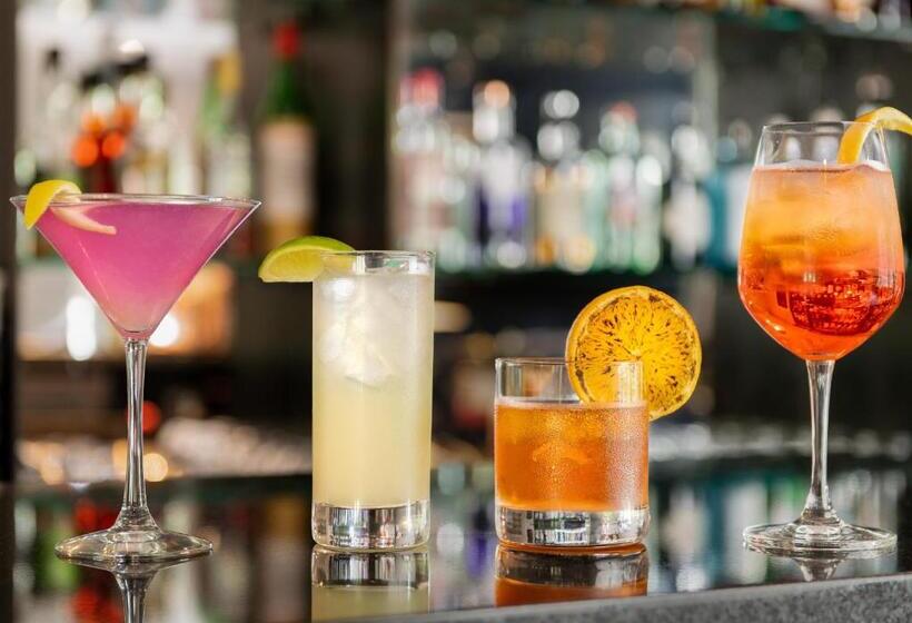 ホテル Oakhurst Inn At The University