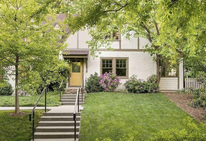 ホテル Oakhurst Inn At The University