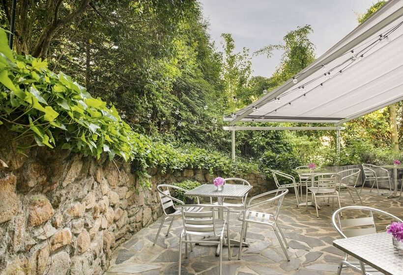 ホテル Oakhurst Inn At The University