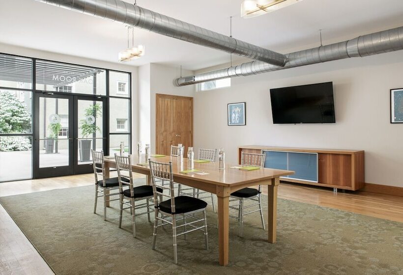 ホテル Oakhurst Inn At The University