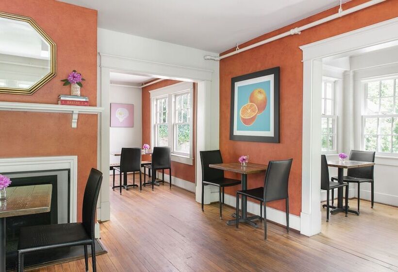 هتل Oakhurst Inn At The University