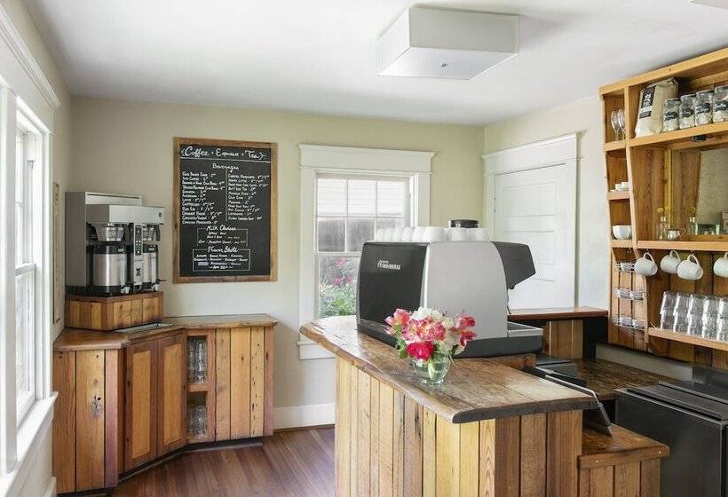 ホテル Oakhurst Inn At The University