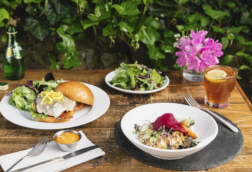 ホテル Oakhurst Inn At The University