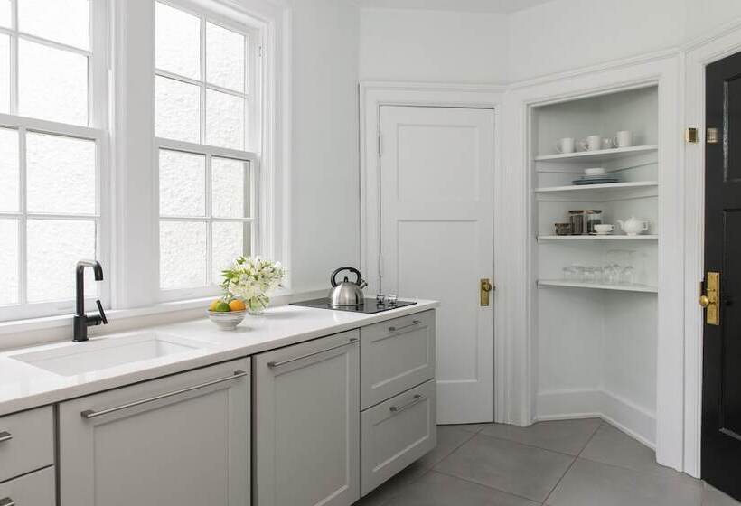 ホテル Oakhurst Inn At The University