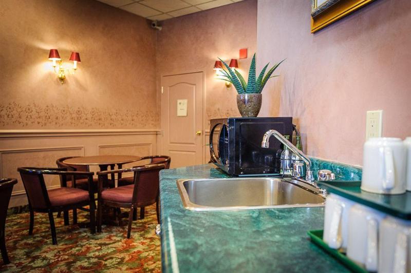 Отель Peterborough Inn & Suites