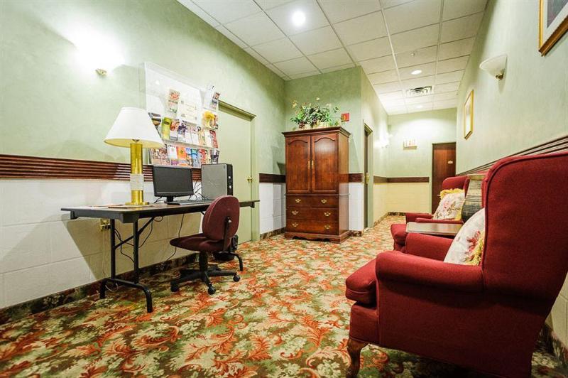 Отель Peterborough Inn & Suites