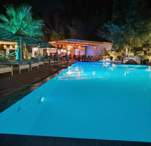 فندق Trees Boutique Art