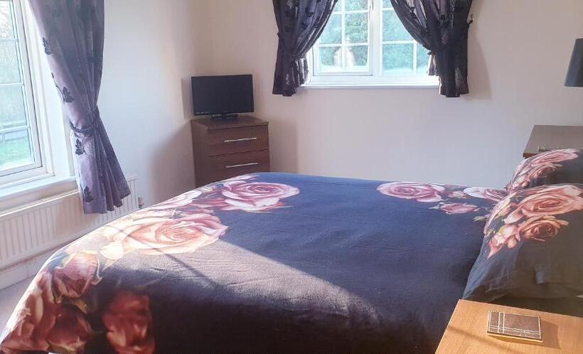 Отель Plumpton House