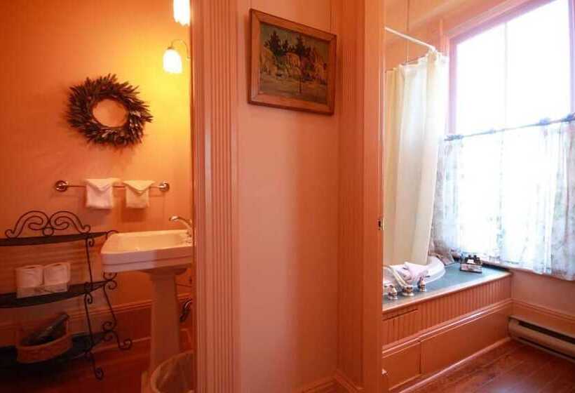 فندق Spinnakers Brewpub & Guesthouses