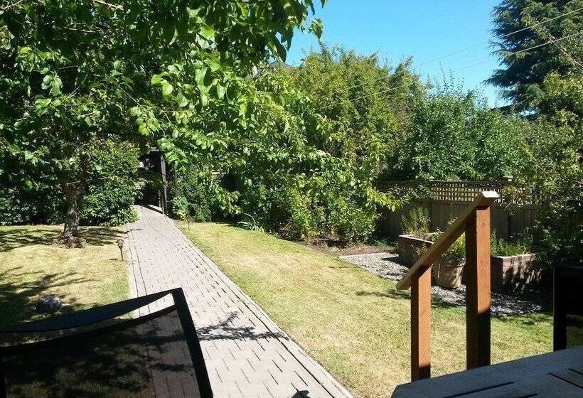 فندق Spinnakers Brewpub & Guesthouses