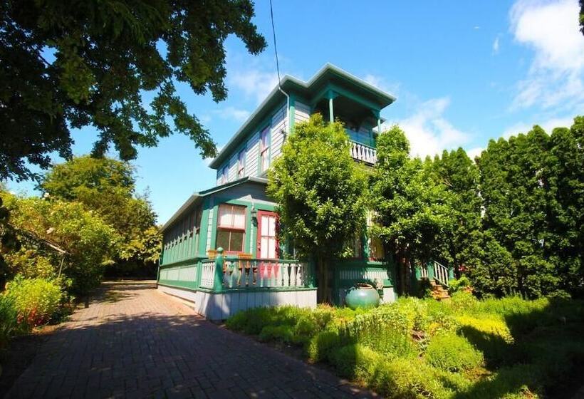 فندق Spinnakers Brewpub & Guesthouses