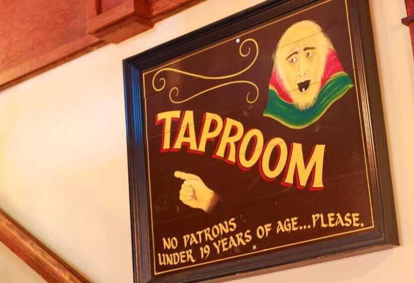 فندق Spinnakers Brewpub & Guesthouses