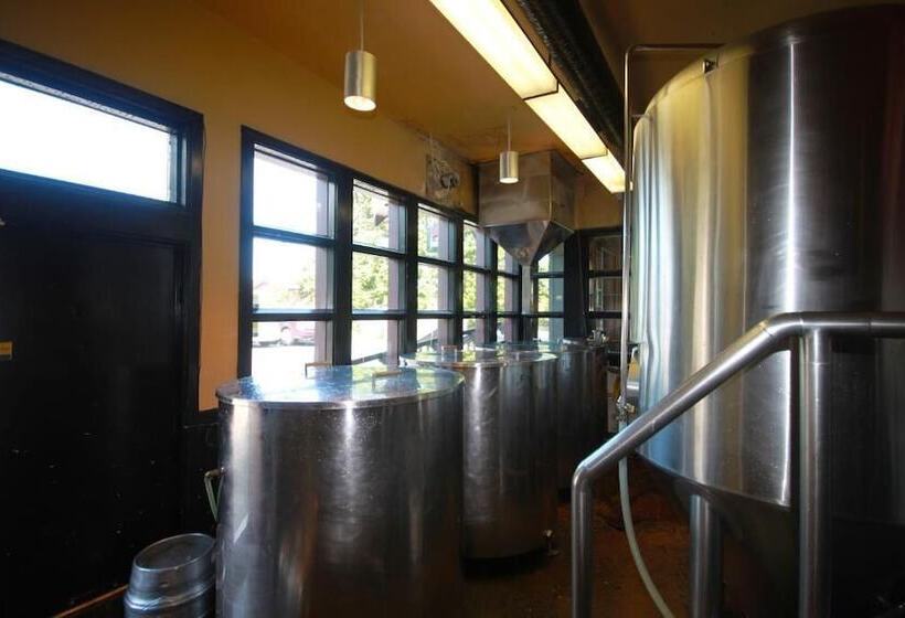 فندق Spinnakers Brewpub & Guesthouses