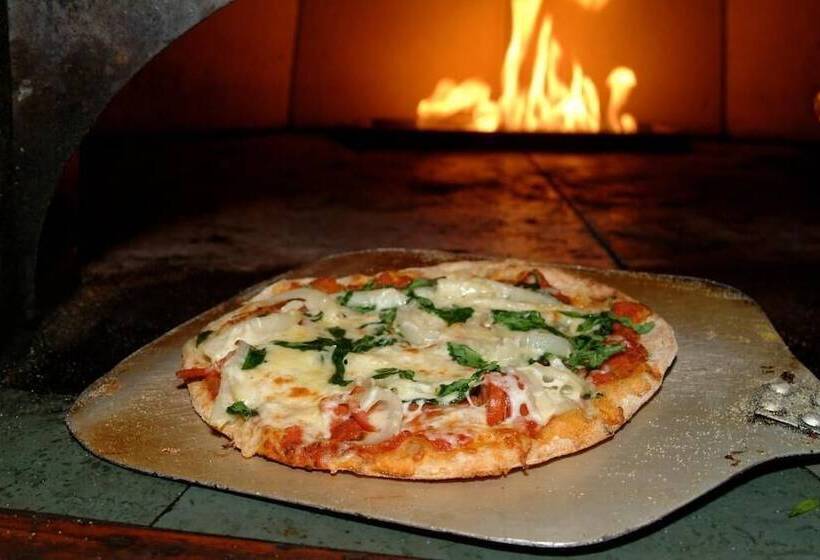 فندق Spinnakers Brewpub & Guesthouses