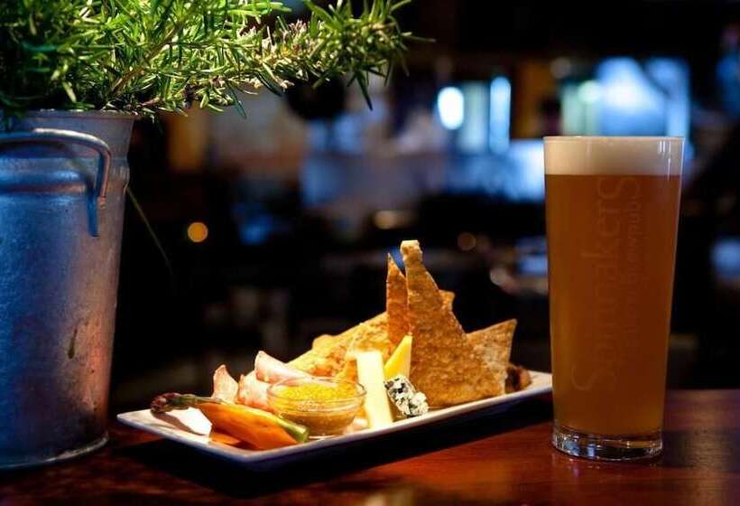 فندق Spinnakers Brewpub & Guesthouses