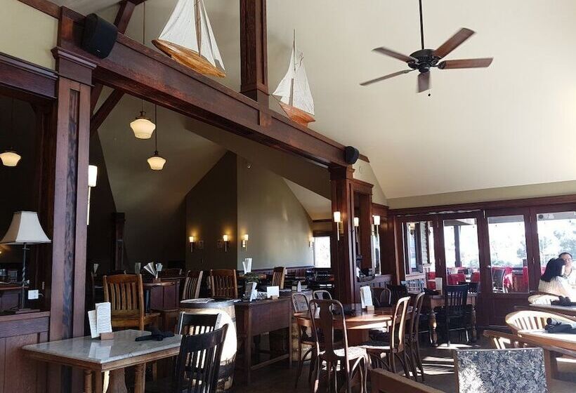 فندق Spinnakers Brewpub & Guesthouses