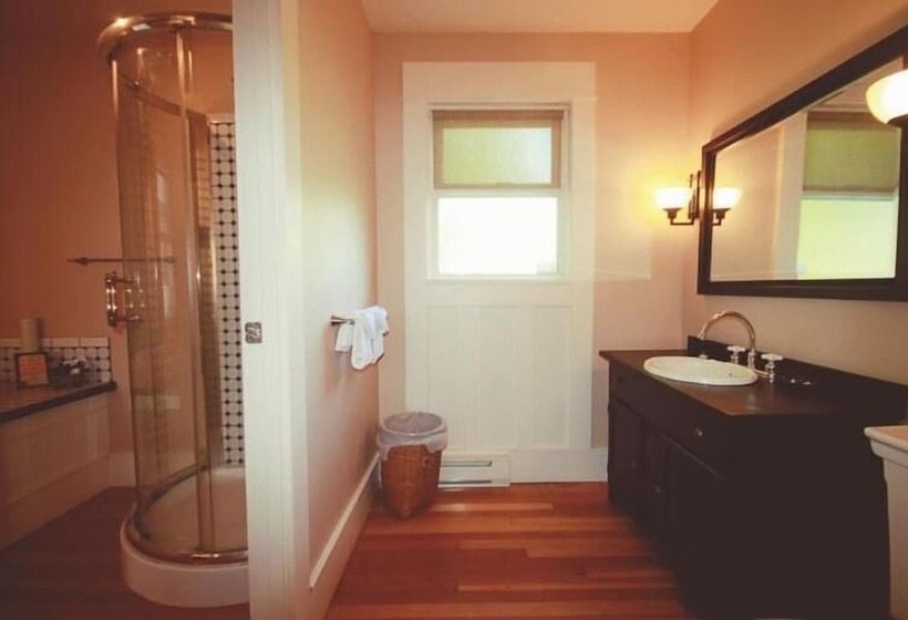 فندق Spinnakers Brewpub & Guesthouses