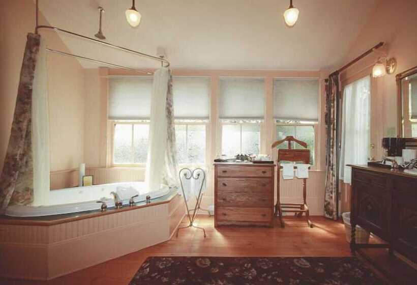 فندق Spinnakers Brewpub & Guesthouses