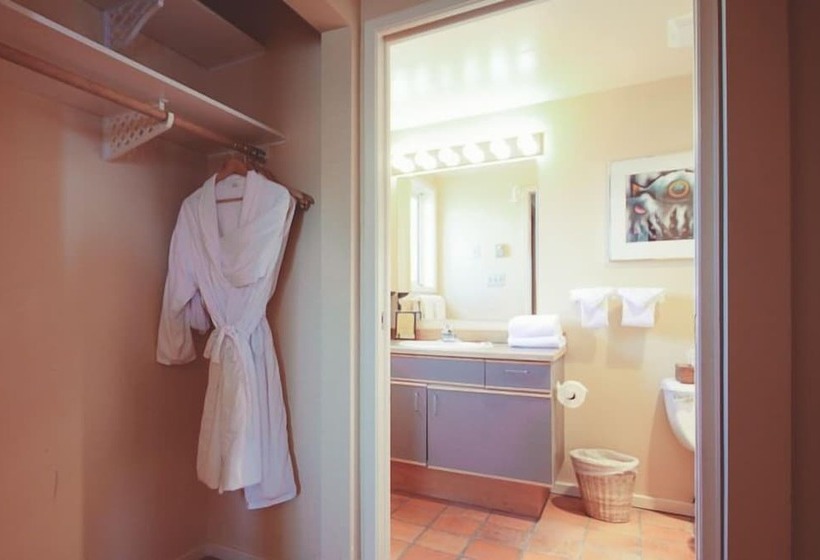 فندق Spinnakers Brewpub & Guesthouses