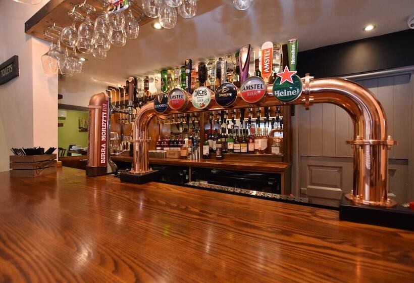 ホテル The Halford Bridge Inn