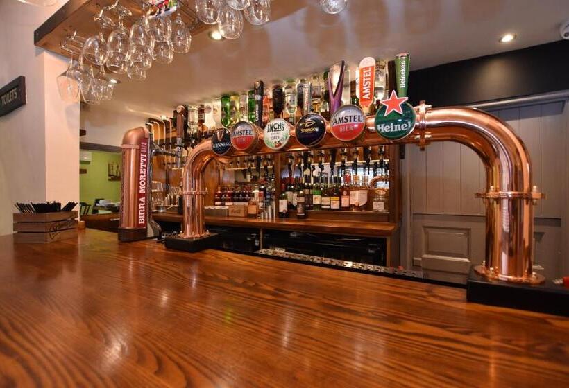 ホテル The Halford Bridge Inn