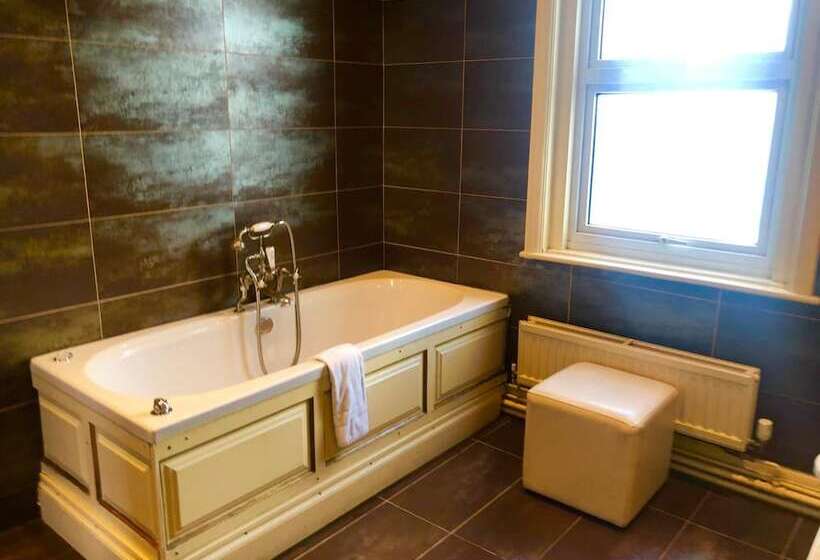 فندق The Lilly Restaurant With Rooms