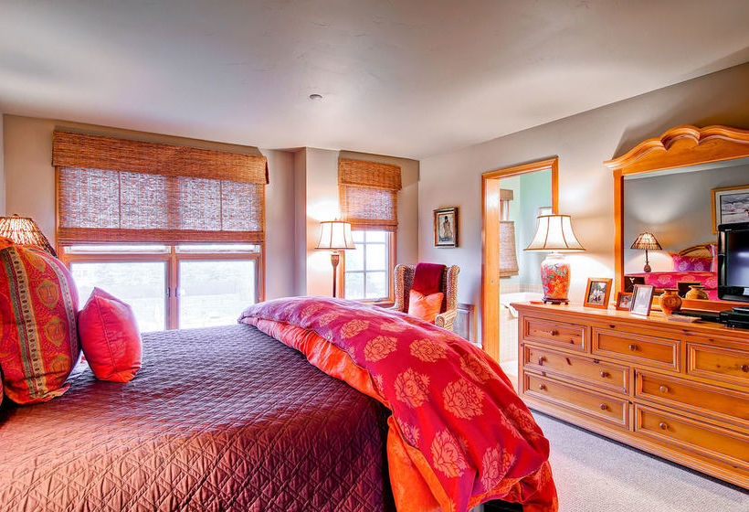 فندق The Meadows Townhomes