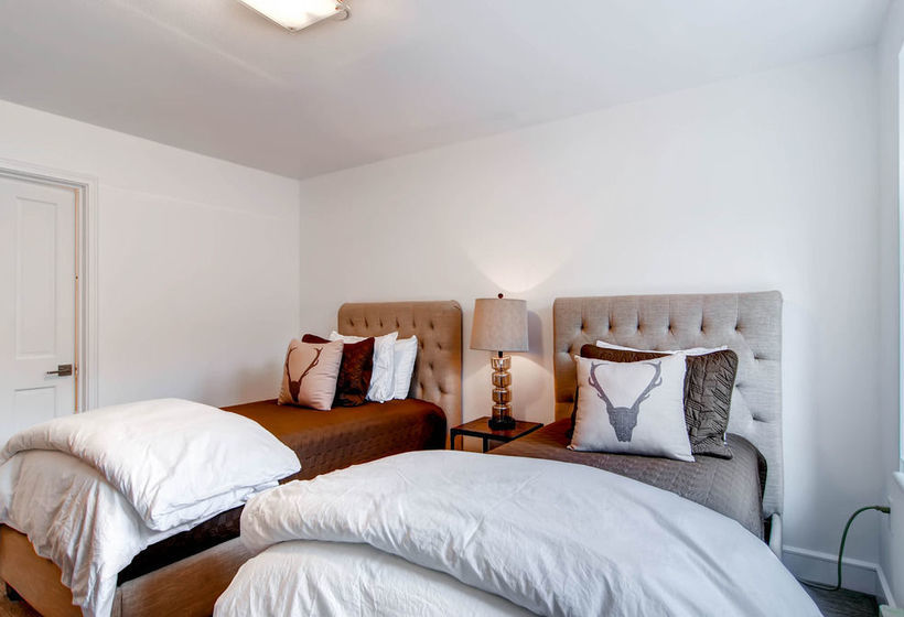 فندق The Meadows Townhomes