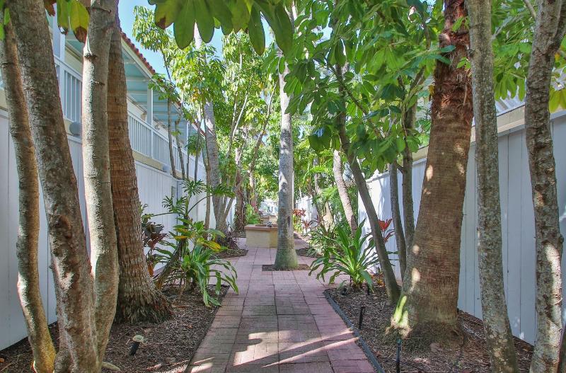 فندق Tortuga Inn Beach Resort