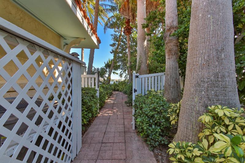 فندق Tortuga Inn Beach Resort