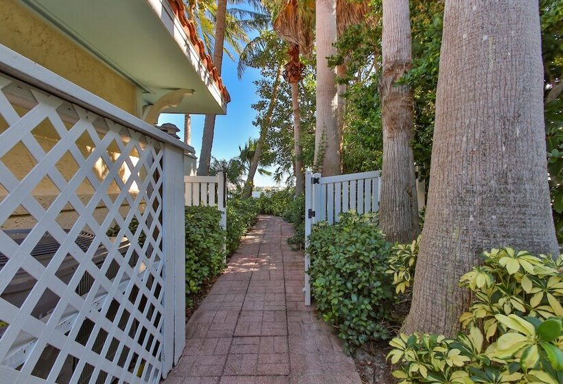 فندق Tortuga Inn Beach Resort