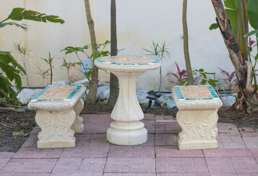 فندق Tortuga Inn Beach Resort