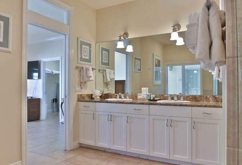 فندق Tortuga Inn Beach Resort