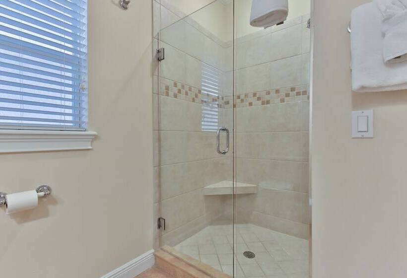 فندق Tortuga Inn Beach Resort