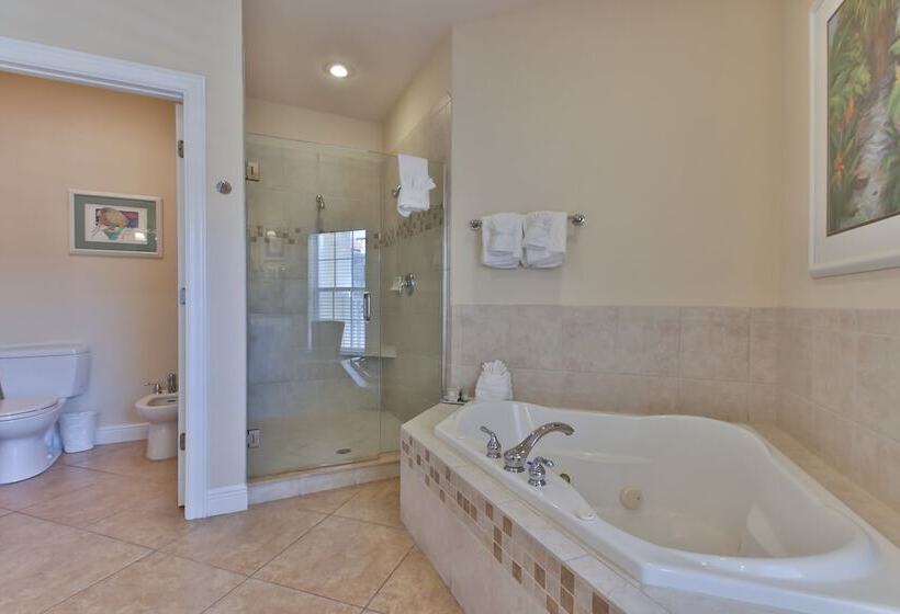 فندق Tortuga Inn Beach Resort