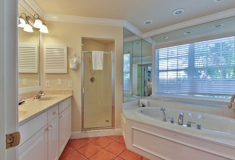 فندق Tortuga Inn Beach Resort